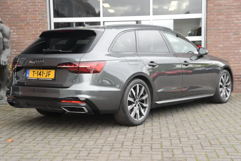 Audi A4 35 TFSI S edition Competition uit 2023, foto 6