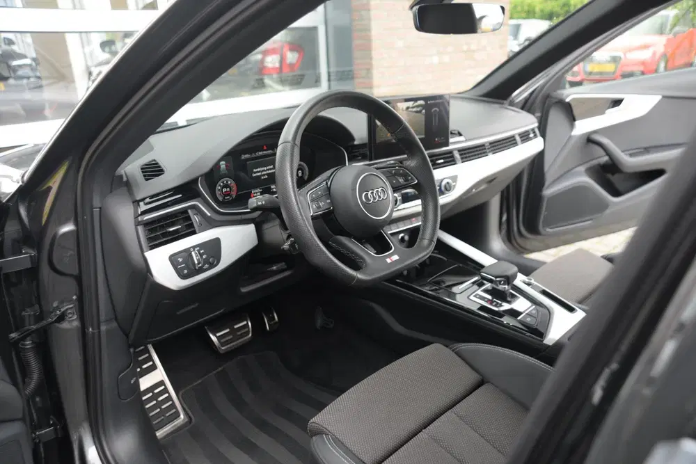 Audi A4 35 TFSI S edition Competition uit 2023, foto 8