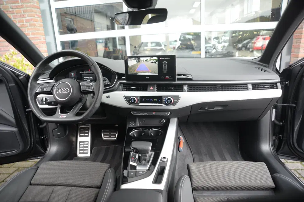 Audi A4 35 TFSI S edition Competition uit 2023, foto 9