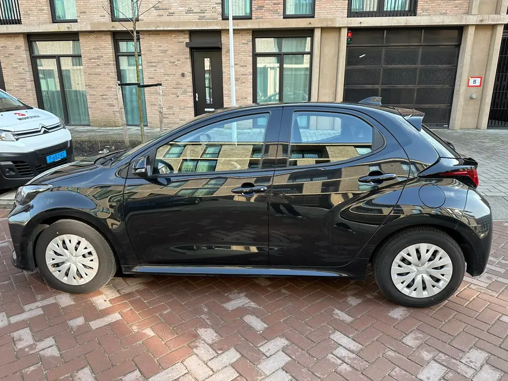 Toyota Yaris 1.5 Hybrid 116pk CVT 2022 Zwart uit 2022, foto 6