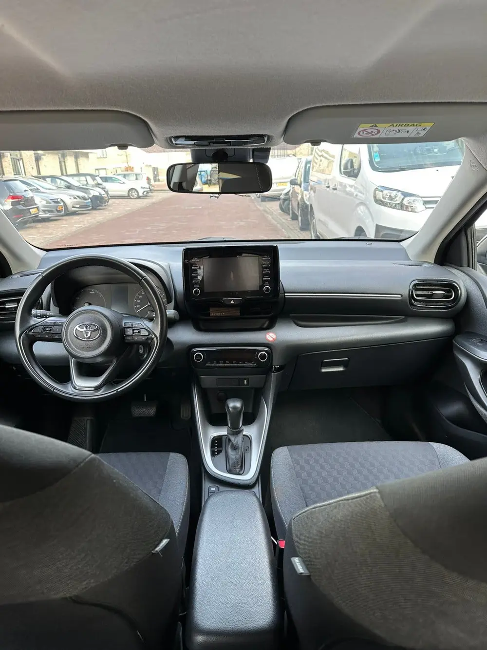 Toyota Yaris 1.5 Hybrid 116pk CVT 2022 Zwart uit 2022, foto 7
