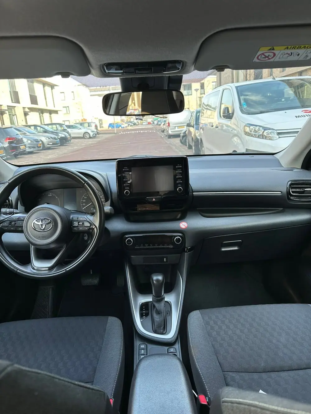 Toyota Yaris 1.5 Hybrid 116pk CVT 2022 Zwart uit 2022, foto 8