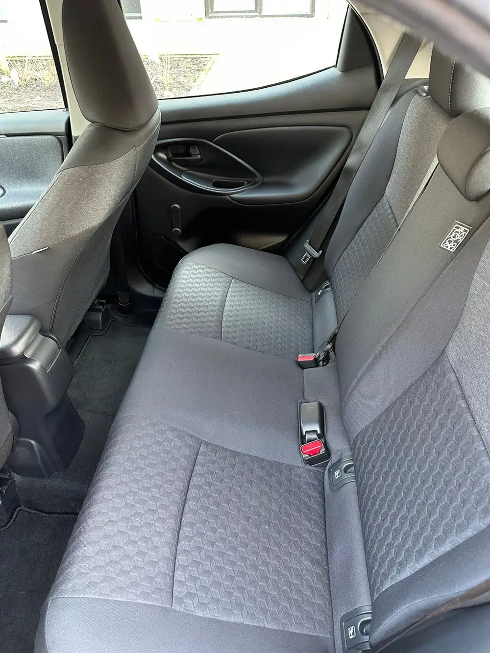 Toyota Yaris 1.5 Hybrid 116pk CVT 2022 Zwart uit 2022, foto 9