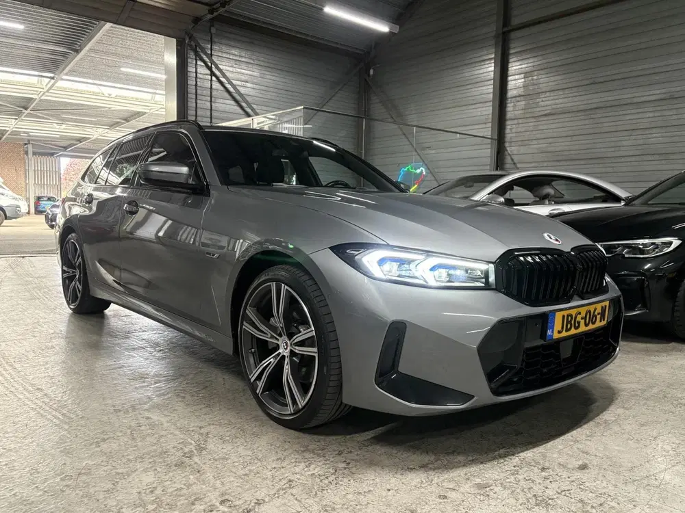 BMW 3-serie 330e xDrive uit 2022, foto 10