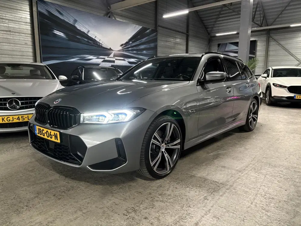 BMW 3-serie 330e xDrive uit 2022, foto 5