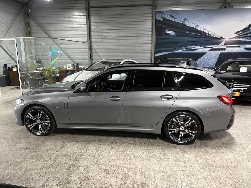 BMW 3-serie 330e xDrive uit 2022, foto 6