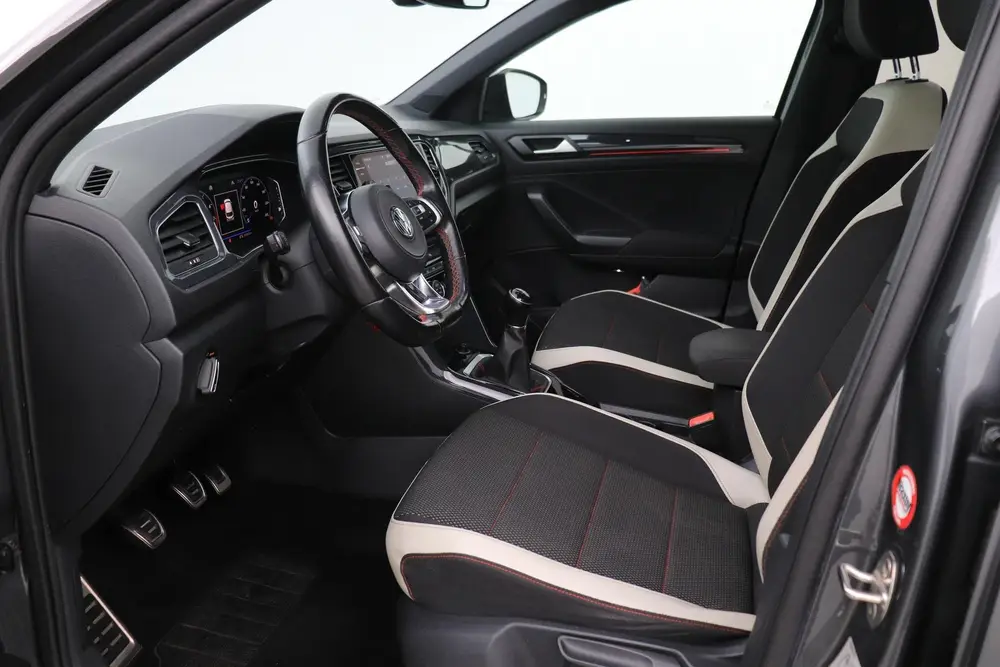 Volkswagen T-Roc 1.5 TSI Sport | Trekhaak | Panoramadak | 17 uit 2019, foto 3