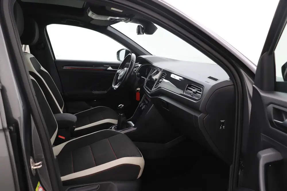 Volkswagen T-Roc 1.5 TSI Sport | Trekhaak | Panoramadak | 17 uit 2019, foto 5
