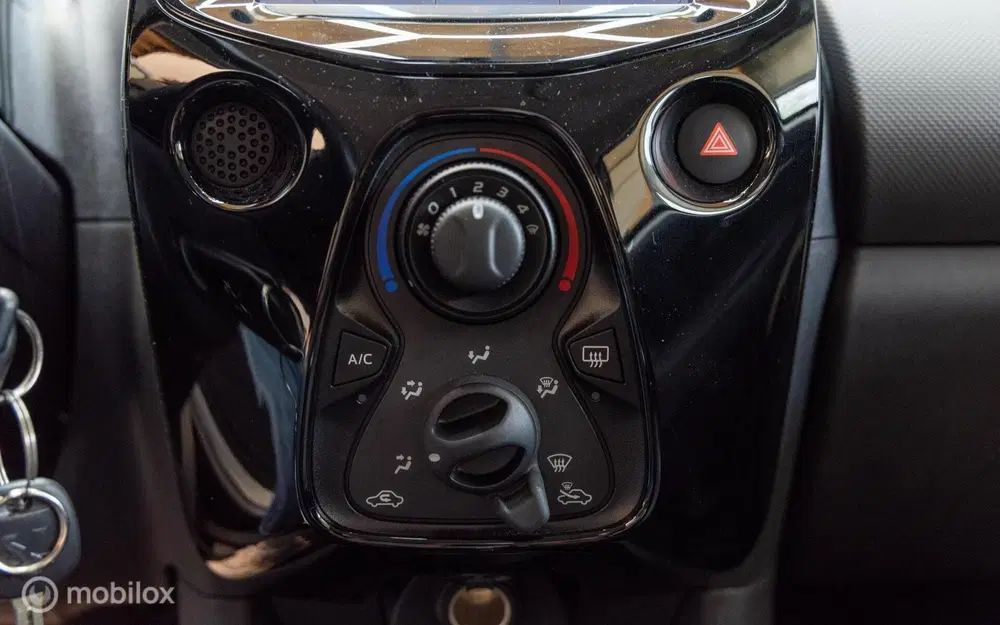 Peugeot 108 1.0 e-VTi Allure Cruise Carplay DAB+ LM Ve uit 2020, foto 15