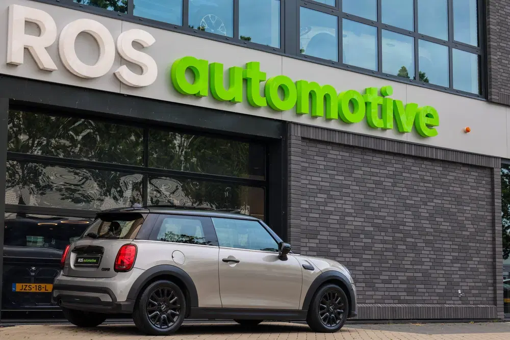 Mini Cooper 1.5 Cooper Classic uit 2023, foto 2