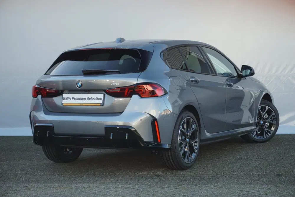 BMW 1-serie 5-deurs 120 M Sport Design Edition 18'' uit 2025, foto 2