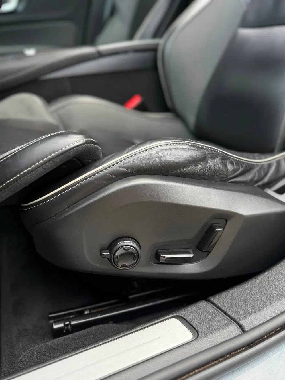 Volvo V60 2.0 T6 Recharge AWD R-Design PANO uit 2021, foto 10