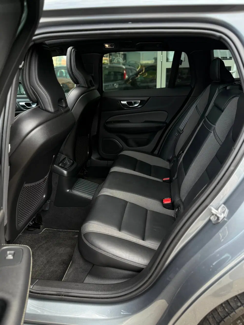 Volvo V60 2.0 T6 Recharge AWD R-Design PANO uit 2021, foto 12