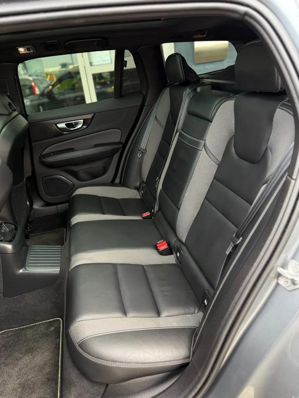 Volvo V60 2.0 T6 Recharge AWD R-Design PANO uit 2021, foto 13