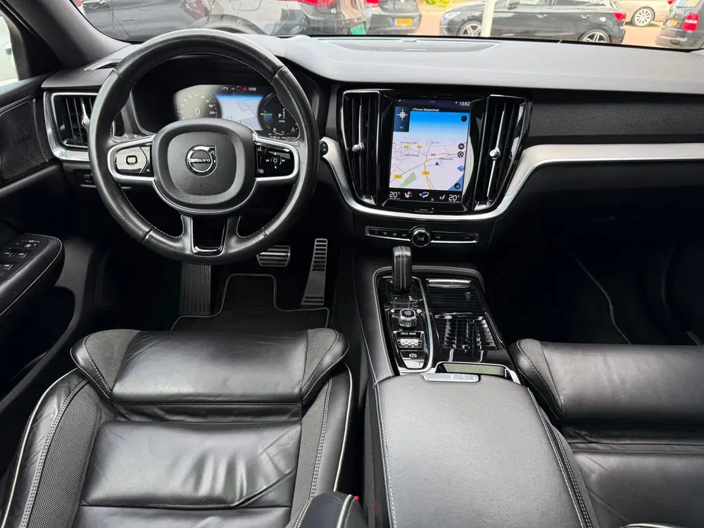 Volvo V60 2.0 T6 Recharge AWD R-Design PANO uit 2021, foto 14