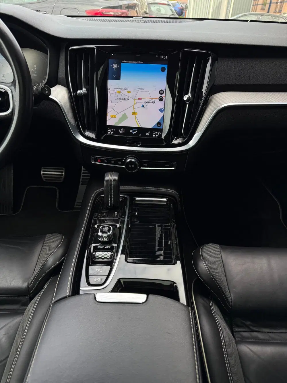 Volvo V60 2.0 T6 Recharge AWD R-Design PANO uit 2021, foto 18