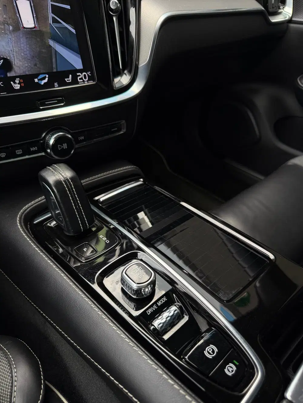 Volvo V60 2.0 T6 Recharge AWD R-Design PANO uit 2021, foto 19