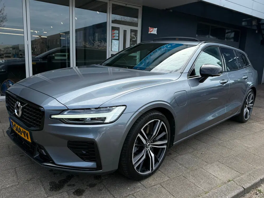 Volvo V60 2.0 T6 Recharge AWD R-Design PANO uit 2021, foto 2