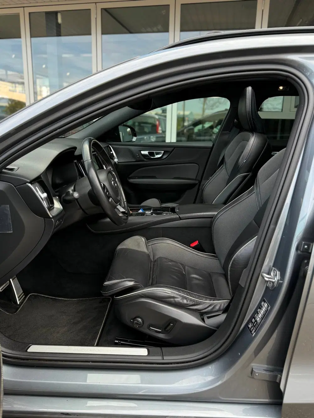 Volvo V60 2.0 T6 Recharge AWD R-Design PANO uit 2021, foto 8