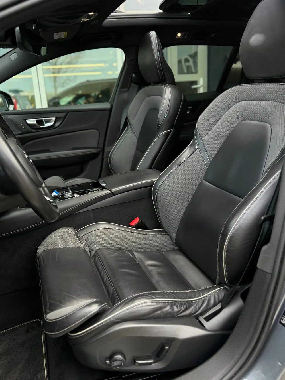 Volvo V60 2.0 T6 Recharge AWD R-Design PANO uit 2021, foto 9