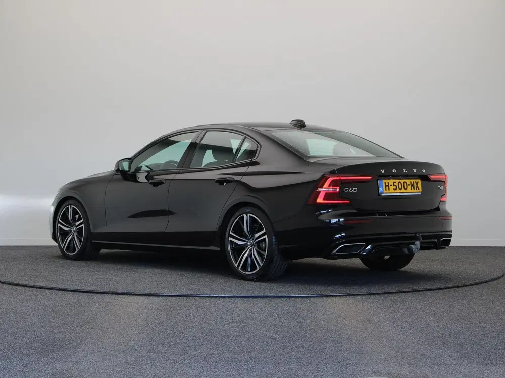 Volvo S60 2.0 T4 R-Design uit 2020, foto 2