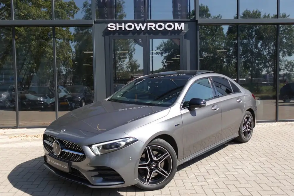 Mercedes-Benz A-Klasse 250 e Business Solution AMG PANO HUD uit 2021