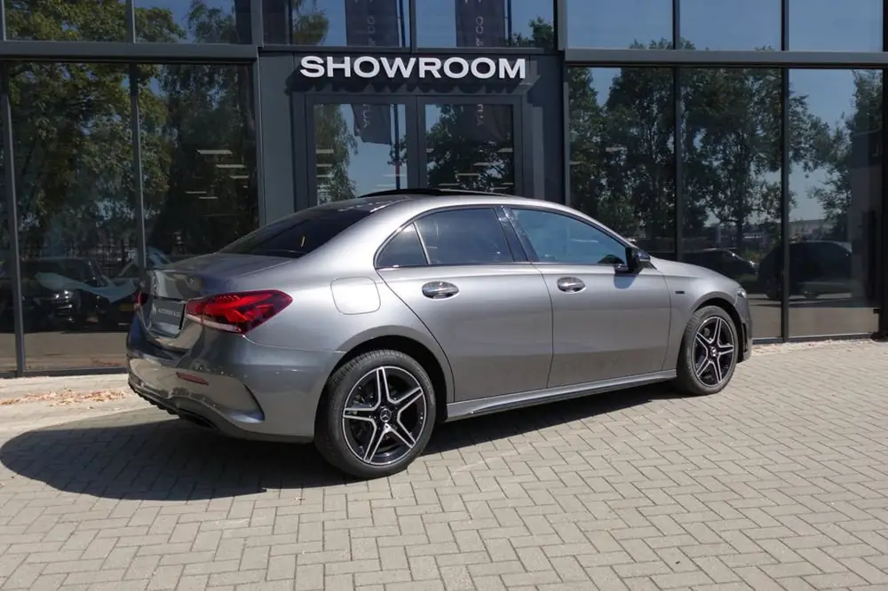 Mercedes-Benz A-Klasse 250 e Business Solution AMG PANO HUD uit 2021, foto 2