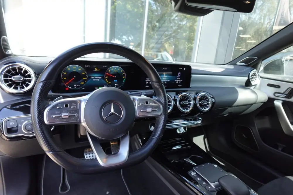 Mercedes-Benz A-Klasse 250 e Business Solution AMG PANO HUD uit 2021, foto 3