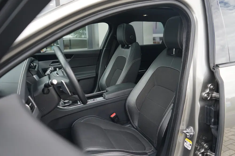 Jaguar XF 2.0t R-Sport | Panoramadak | Voorstoele uit 2019, foto 13