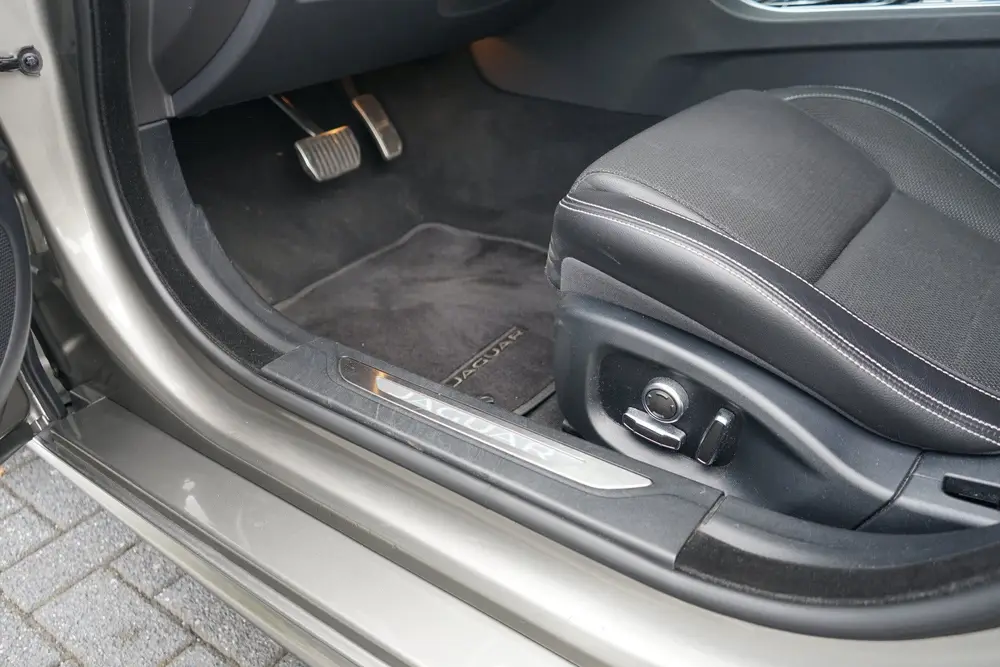 Jaguar XF 2.0t R-Sport | Panoramadak | Voorstoele uit 2019, foto 16