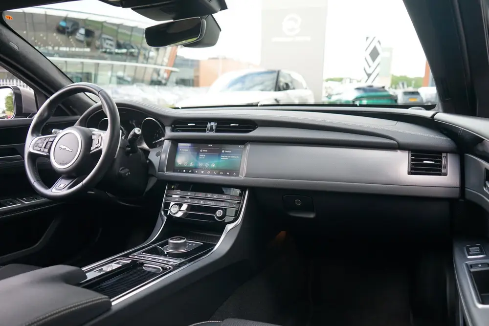 Jaguar XF 2.0t R-Sport | Panoramadak | Voorstoele uit 2019, foto 3