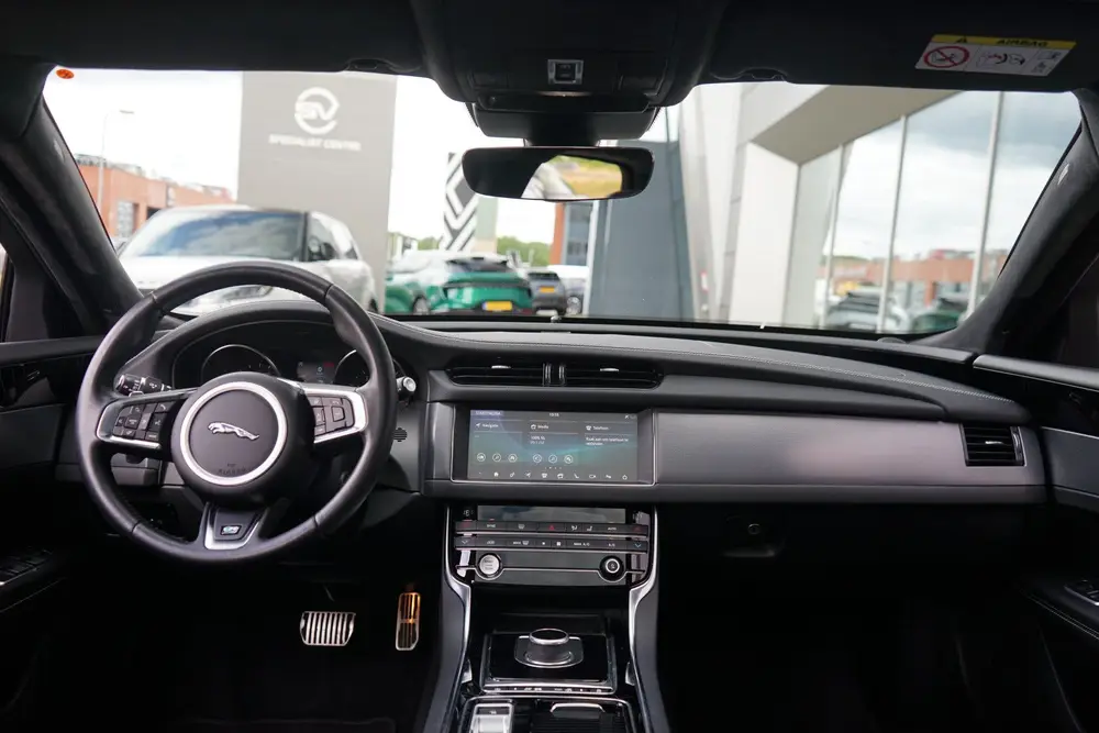 Jaguar XF 2.0t R-Sport | Panoramadak | Voorstoele uit 2019, foto 4