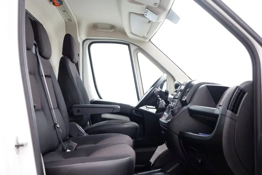 Peugeot Boxer 2.2 BlueHDi 120pk L2H2 Premium Airco uit 2020, foto 3