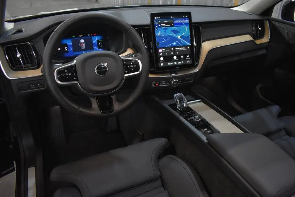 Volvo XC60 T6 350PK AWD Ultra Dark uit 2026, foto 3