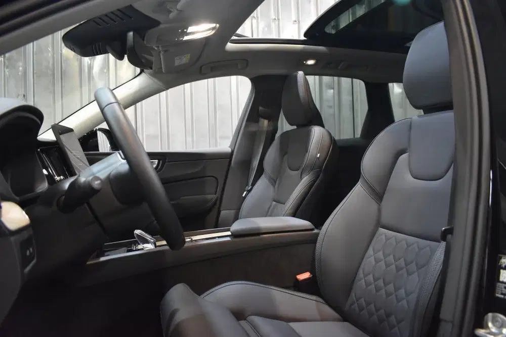 Volvo XC60 T6 350PK AWD Ultra Dark uit 2026, foto 4