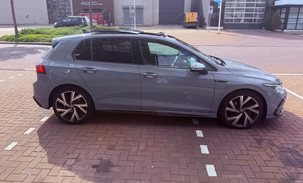 Volkswagen Golf 1.5 Etsi Pano 3x R line 2023 Nardo Grey uit 2023, foto 3