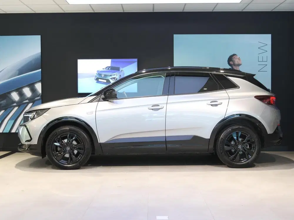 Opel Grandland SUV GS Line 130 pk Automaat uit 2024, foto 2
