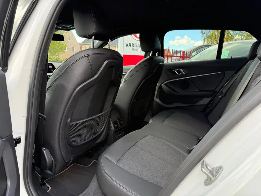 BMW 1-serie 118i Executive Sport Line Aut. RIJKLAARPRI uit 2021, foto 12
