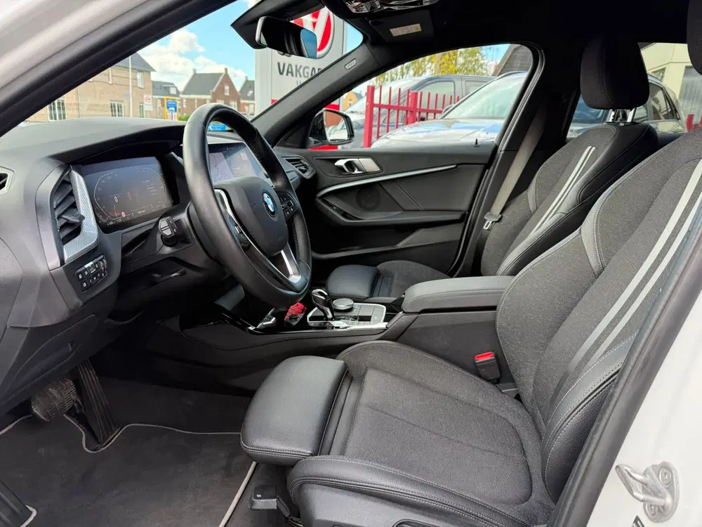 BMW 1-serie 118i Executive Sport Line Aut. RIJKLAARPRI uit 2021, foto 14