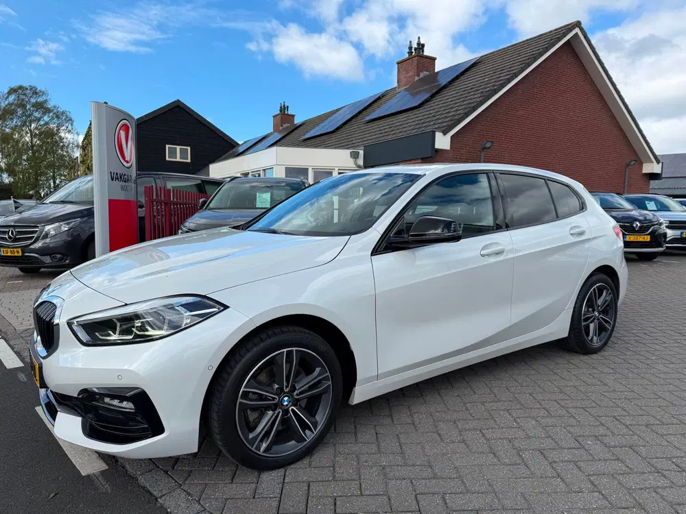 BMW 1-serie 118i Executive Sport Line Aut. RIJKLAARPRI uit 2021, foto 2