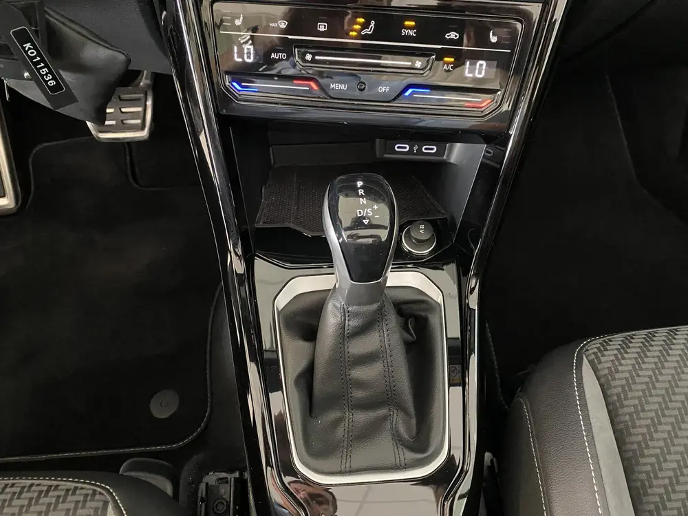 Volkswagen T-Roc Cabrio 1.5 TSI R-Line binnen en buiten Carp uit 2022, foto 19