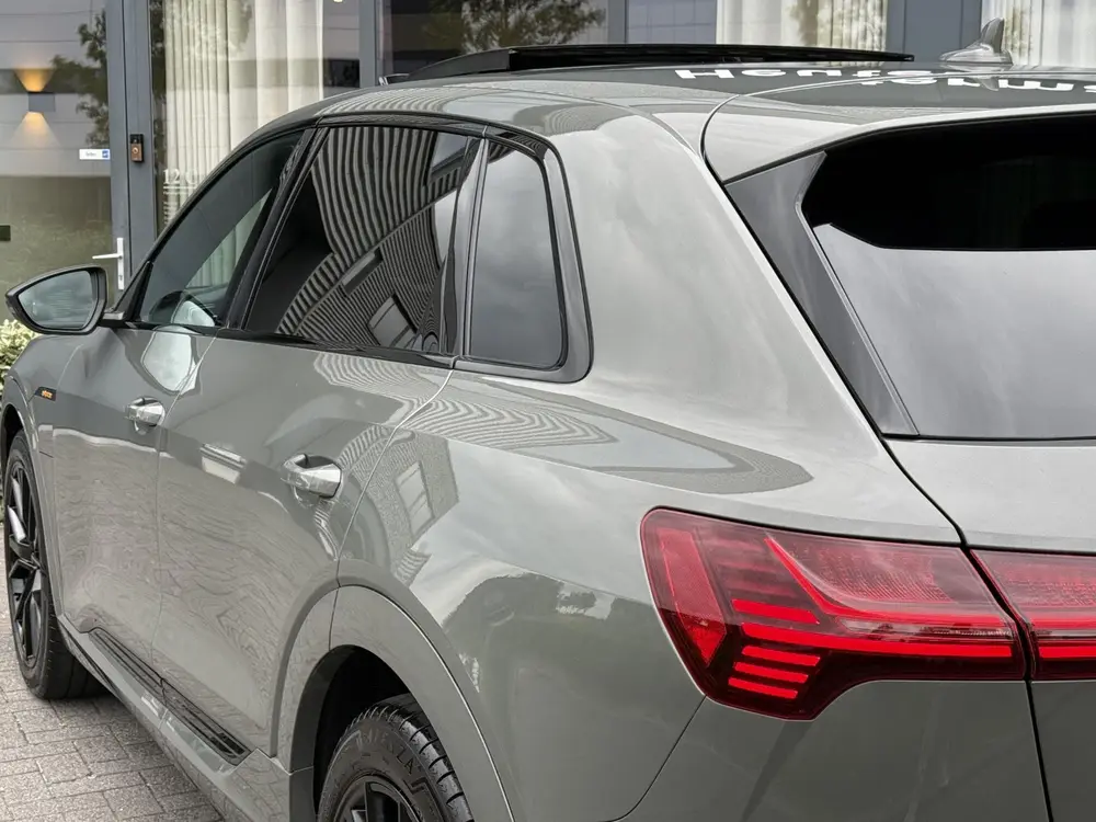 Audi e-tron 50 Quattro S Line Black Edition uit 2022, foto 11