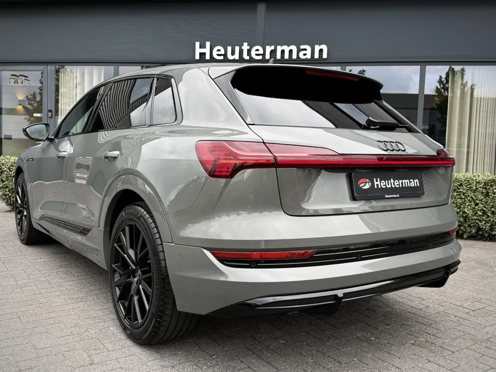 Audi e-tron 50 Quattro S Line Black Edition uit 2022, foto 2