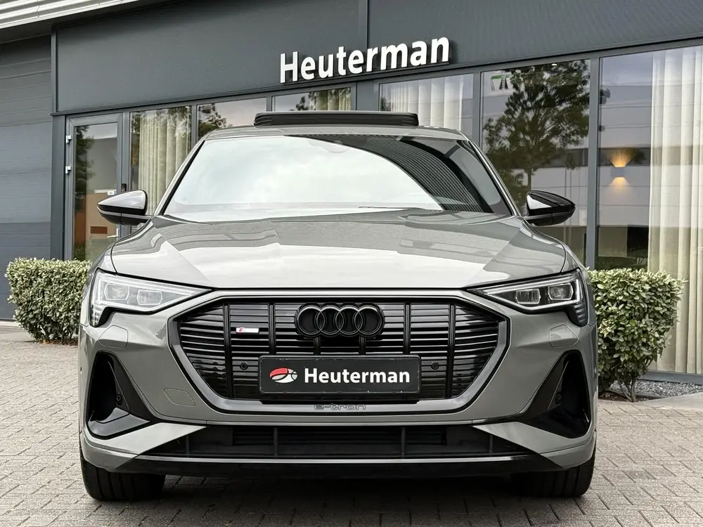 Audi e-tron 50 Quattro S Line Black Edition uit 2022, foto 4