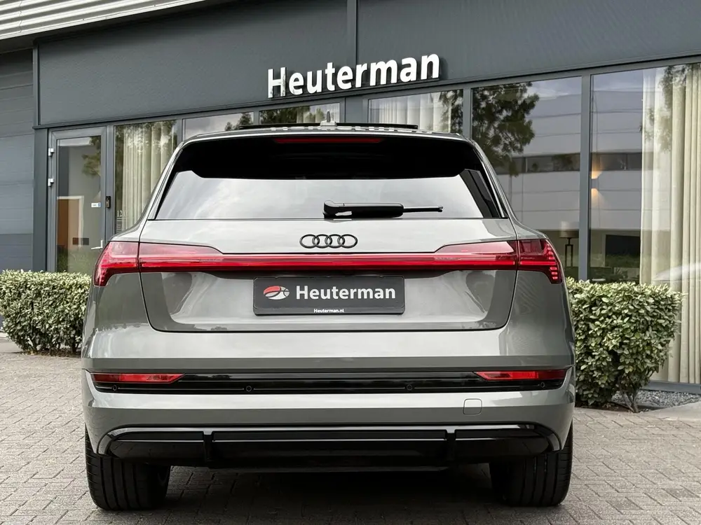 Audi e-tron 50 Quattro S Line Black Edition uit 2022, foto 5