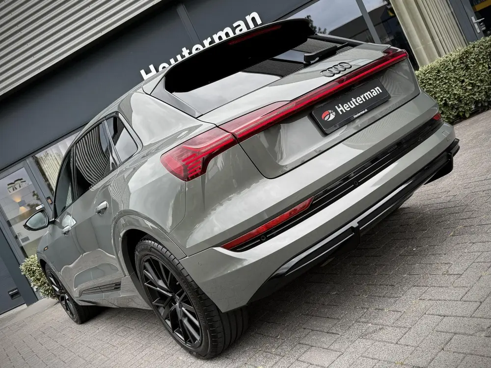 Audi e-tron 50 Quattro S Line Black Edition uit 2022, foto 7