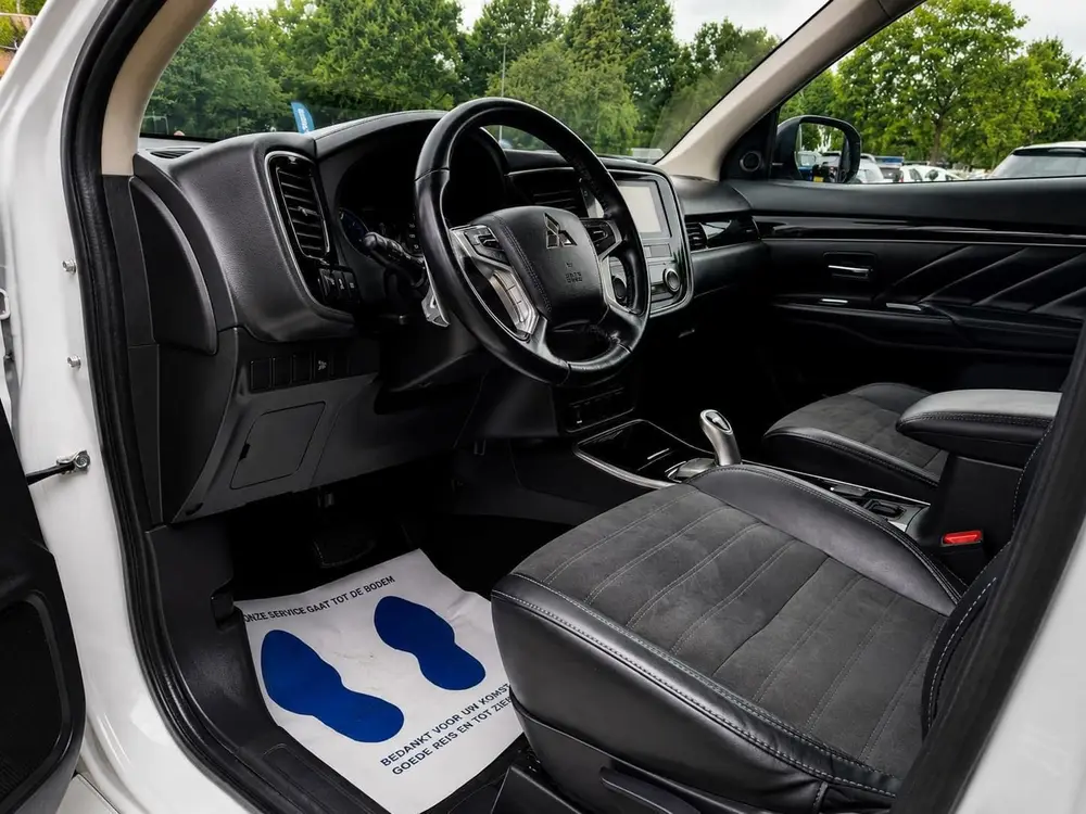 Mitsubishi Outlander 2.4 PHEV Pure Dealer Onderhouden Trekha uit 2019, foto 13