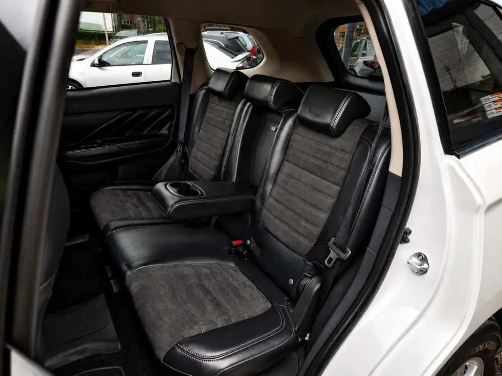 Mitsubishi Outlander 2.4 PHEV Pure Dealer Onderhouden Trekha uit 2019, foto 15