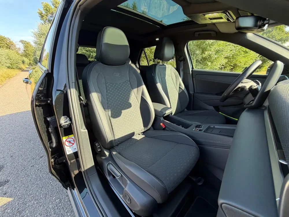 Volkswagen T-Roc 1.5 eTsi R-Line First Edition / BTW Auto / uit 2026, foto 2
