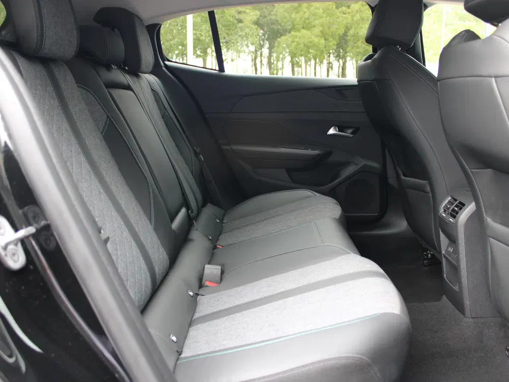 Peugeot 408 1.2T Allure Pack 130 EAT8 Automaat uit 2023, foto 12